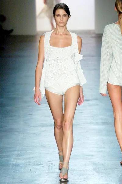 Look 16